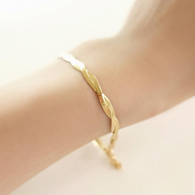 Minimal gold bracelet
